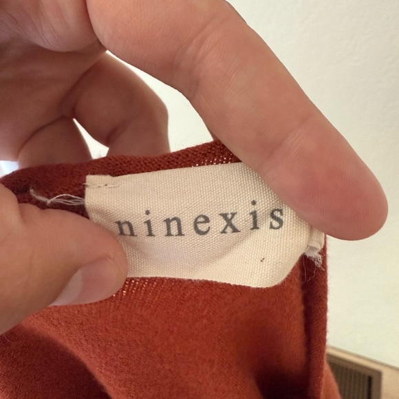 Elegant V-Neck Sweater in Terracotta Color
From Ninexis Size M/L 50% Rayon - Picture 6 of 9